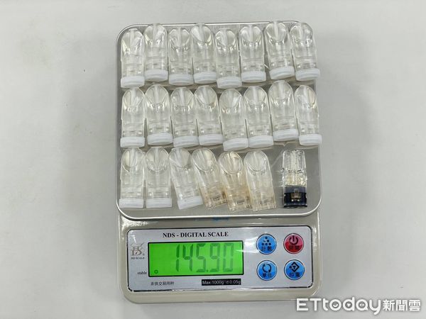 ▲▼長髮女帶新版喪屍菸彈分享毒友，警方搜出整罐說賣很大喔。（圖／警方提供，下同）