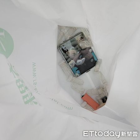 ▲▼長髮女帶新版喪屍菸彈分享毒友，警方搜出整罐說賣很大喔。（圖／警方提供，下同）