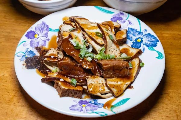 ▲▼桃園麵食【隨園小吃】 大園美食|空姐空少的口袋名單|離家最近的家鄉味|挑戰地表最便宜|紅眼班機來這裡買晚餐超划算。（圖／部落客美熊授權提供）