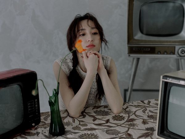 ▲柯佳嬿首本小說《夢 游記》秒殺，秀清純「雙馬尾照」。（圖／重版文化提供）