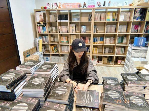 ▲柯佳嬿首本小說《夢 游記》秒殺，秀清純「雙馬尾照」。（圖／重版文化提供）