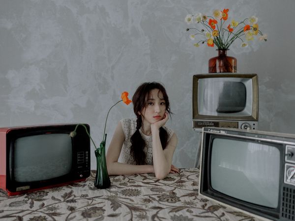 ▲柯佳嬿首本小說《夢 游記》秒殺，秀清純「雙馬尾照」。（圖／重版文化提供）