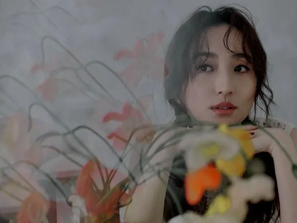 ▲柯佳嬿首本小說《夢 游記》秒殺，秀清純「雙馬尾照」。（圖／重版文化提供）