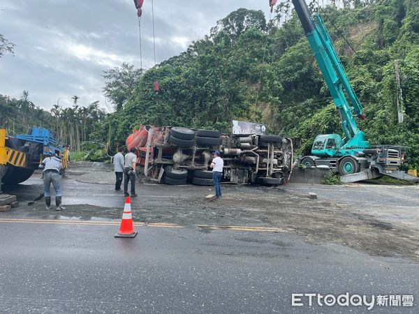 ▲▼ 台九線258.9K處，今(14)日上午10時許，一台大貨車翻覆於車道上   。（圖／記者王兆麟翻攝）