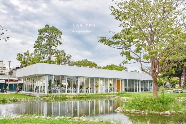 蓮池潭畔的玻璃屋咖啡！不限時享受療癒窗景＋低消100元平價不貴