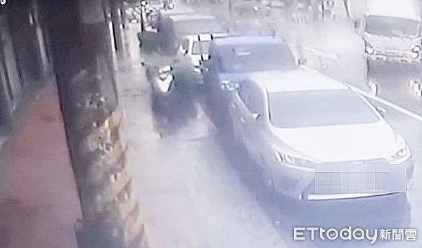 ▲桃園市一輛小貨車今天上午行經蘆竹區南山路二段時，疑似天雨路滑失控撞上路旁9輛汽機車，圖為撞擊前瞬間畫面。（圖／記者沈繼昌翻攝）