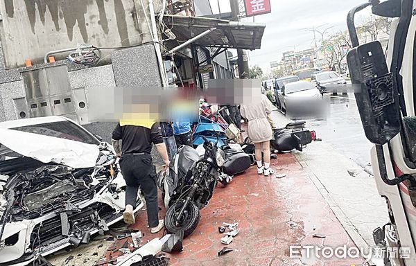 ▲桃園市一輛小貨車今天上午行經蘆竹區南山路二段時，疑似天雨路滑失控撞上路旁9輛汽機車，現場一片狼藉。（圖／記者沈繼昌翻攝）
