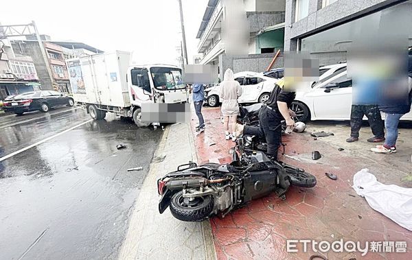 ▲桃園市一輛小貨車今天上午行經蘆竹區南山路二段時，疑天雨路滑失控撞上路旁汽機車，車主紛紛到場了解愛車受損情況。（圖／記者沈繼昌翻攝）