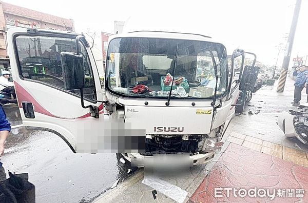 ▲桃園市一輛小貨車今天上午行經蘆竹區南山路二段時，疑似天雨路滑失控撞上路旁汽機車，小貨車也嚴重受損。（圖／記者沈繼昌翻攝）