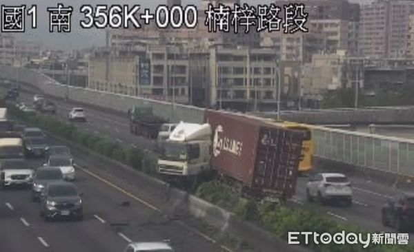 ▲▼國1追撞「大貨車折甘蔗」！車頭橫跨分隔島　南北車流塞爆。（圖／記者賴文萱翻攝）