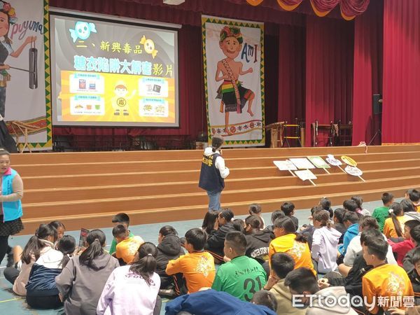 ▲台東警方化身「校安風水師」。（圖／記者楊漢聲翻攝）