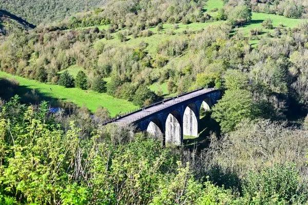 ▲▼遺世獨立的廢墟城堡？走進英國峰區揭密國家公園誕生的歷史。（圖／Travel with Leo授權提供）