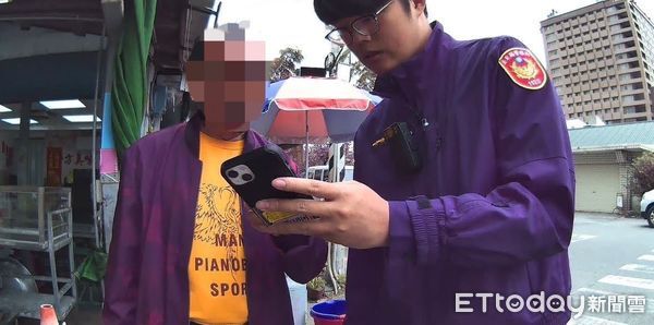 ▲東警暖心護送迷途老翁。（圖／記者楊漢聲翻攝）