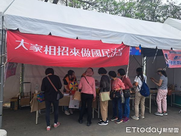 ▲為宣導國民法官制度，台南地方法院於14日至現場設點，向民眾宣導互動，並共同品味美的饗宴。（圖／記者林東良翻攝，下同）