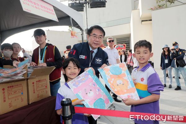 ▲「台南市美術館2館」舉辦「熊愛台南」活動，展出5隻3米高精典泰迪熊氣偶，市長黃偉哲也親臨現場分送精典泰迪熊情侶小提燈，民眾爭相索取和拍照。（圖／記者林東良翻攝，下同）