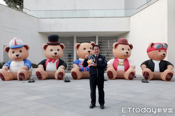 ▲「台南市美術館2館」舉辦「熊愛台南」活動，展出5隻3米高精典泰迪熊氣偶，市長黃偉哲也親臨現場分送精典泰迪熊情侶小提燈，民眾爭相索取和拍照。（圖／記者林東良翻攝，下同）