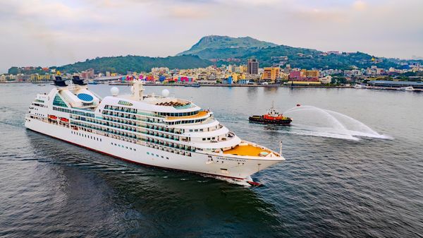 ▲高雄港務分公司安排象徵歡迎的噴水儀式，熱情迎接璽寶探險號(Seabourn Quest)進港。（圖／港務公司提供）