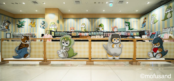 ▲《貓福珊迪》快閃店即日起至4月21日高雄統一夢時代展出，有恐龍喵變裝秀。（圖／業者提供）
