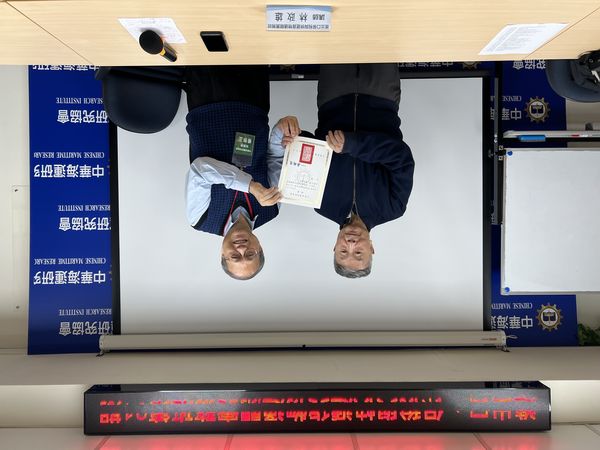 ▲海研會楊崇正秘書長於開訓時頒發課程聘書給與課程講師 台北關主任秘書林政雄。（圖／海研會提供）