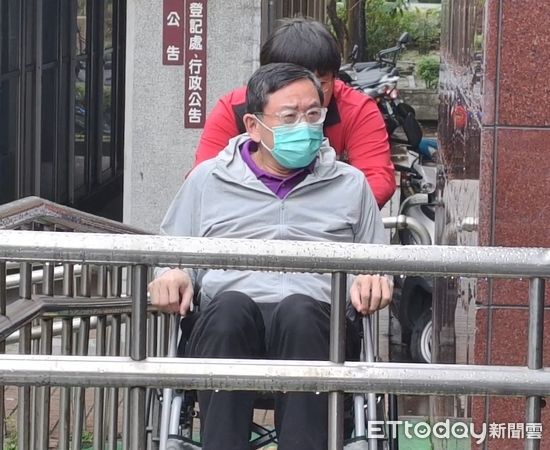 ▲▼前幸福人壽董事長鄧文聰因掏空公司被判刑27年定讞，服刑獲准保外治療，又因未審結的掏空案情被法官諭知交保600萬元，14日依交保附加條件，到北院法警室報到，被媒體撞見。（圖／記者黃哲民攝）