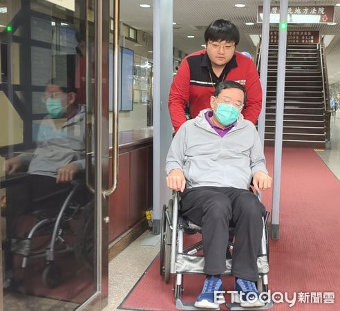 ▲▼前幸福人壽董事長鄧文聰因掏空公司被判刑27年定讞，服刑獲准保外治療，又因未審結的掏空案情被法官諭知交保600萬元，14日依交保附加條件，到北院法警室報到，被媒體撞見。（圖／記者黃哲民攝）