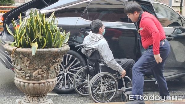 ▲▼前幸福人壽董事長鄧文聰因掏空公司被判刑27年定讞，服刑獲准保外治療，又因未審結的掏空案情被法官諭知交保600萬元，14日依交保附加條件，到北院法警室報到，被媒體撞見。（圖／記者黃哲民攝）