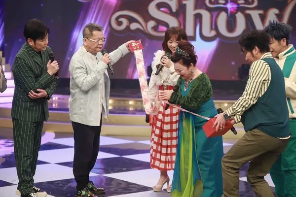 ▲鄭進一(左二起)與秀蘭瑪雅上白冰冰節目，左為陽帆。（圖／民視提供）