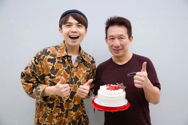 ▲郭子乾(中)扮成柯建銘度過61歲生日。（圖／節目提供）