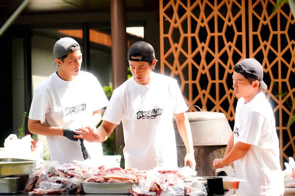 ▲蔡凡熙(左起)、胡宇威、蔡昌憲，討論改良後的刈包製作方式。（圖／華視提供）