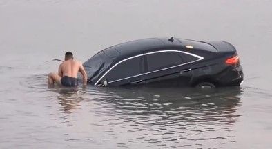 ▲▼駕駛連人帶車墜湖　英勇男「口咬撬棍」跳冰冷湖水砸窗救援。（圖／翻攝自微博）