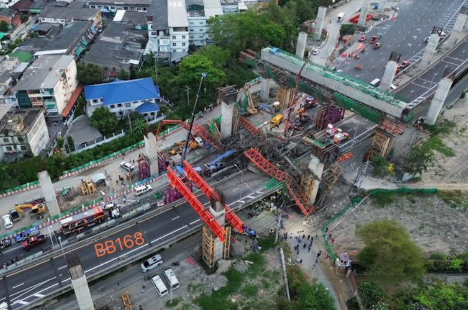▲▼泰國高速公路興建工程坍塌！5死22傷　恐怖殘骸畫面曝光。（圖／翻攝自曼谷郵報）