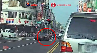 高雄婦走斑馬線遭左轉轎車撞飛！重摔躺地沒動靜　驚悚影片曝