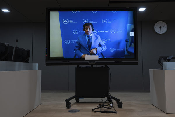 ▲▼菲律賓前總統杜特蒂（Rodrigo Duterte）透過視訊在國際刑事法院（ICC）出庭，菲律賓國內出現聲援示威人潮。（圖／達志影像／美聯社）