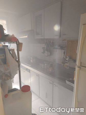 ▲台南市東區公寓住戶因廚房烹煮食物，未關閉爐火便離家外出，造成煮菜燒焦濃煙冒出，觸發住警器作響發揮作用嗶嗶聲示警，讓該樓住戶和附近鄰居及時逃生，避免憾事發生。（圖／記者林東良翻攝，下同）