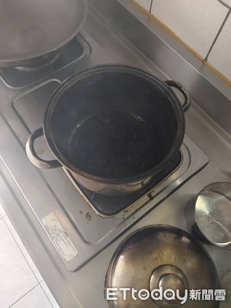 ▲台南市東區公寓住戶因廚房烹煮食物，未關閉爐火便離家外出，造成煮菜燒焦濃煙冒出，觸發住警器作響發揮作用嗶嗶聲示警，讓該樓住戶和附近鄰居及時逃生，避免憾事發生。（圖／記者林東良翻攝，下同）