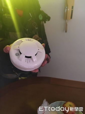 ▲台南市東區公寓住戶因廚房烹煮食物，未關閉爐火便離家外出，造成煮菜燒焦濃煙冒出，觸發住警器作響發揮作用嗶嗶聲示警，讓該樓住戶和附近鄰居及時逃生，避免憾事發生。（圖／記者林東良翻攝，下同）