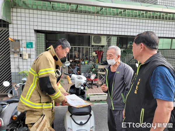 ▲台南市東區公寓住戶因廚房烹煮食物，未關閉爐火便離家外出，造成煮菜燒焦濃煙冒出，觸發住警器作響發揮作用嗶嗶聲示警，讓該樓住戶和附近鄰居及時逃生，避免憾事發生。（圖／記者林東良翻攝，下同）