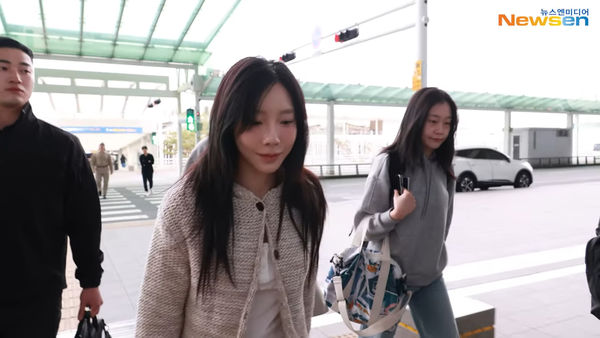 ▲▼▲▼ 泰妍出發來台！民眾機場巧遇嚇歪：是本人　臺北大巨蛋包柱迎接女王。（圖／翻攝自Newsen YouTube）