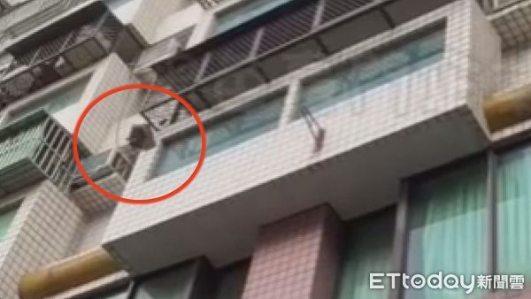 ▲▼彰化員林某大樓一名８樓李姓住戶長期亂丟垃圾致一樓，導致鄰居不堪其擾 。（圖／翻攝自黑色豪門企業）