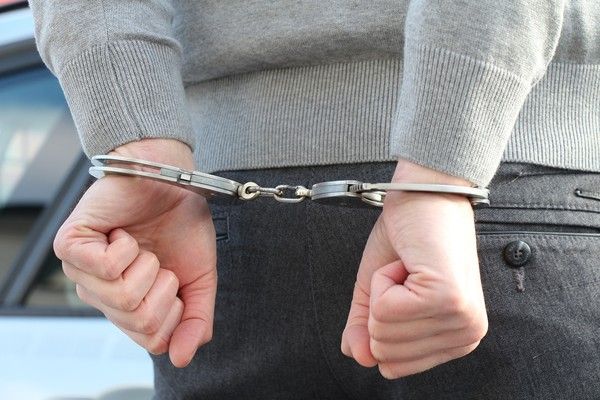 ▲楊梅警分局2名員警去年1月持拘票拘提范姓男子時，卻與廖姓男子合力阻止員警上手銬，還推擠員警導致受傷，讓范得以順利脫逃。（示意圖／取自免費圖庫Pixabay）