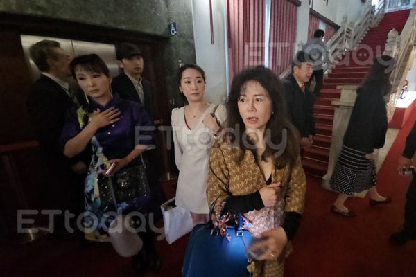 ▲演藝工會理事長曹雨婷脫困。（圖／記者蕭采薇攝）