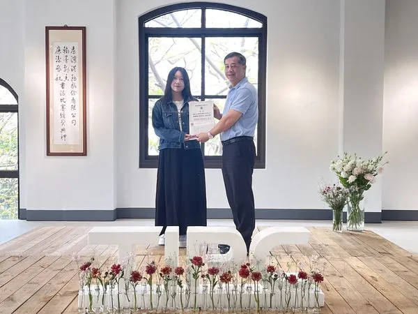 ▲港務公司總經理王錦榮頒獎給書法比賽得獎人。（圖／港務公司提供）