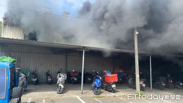 ▲▼台南永康區於今(15)日發生倉庫火警。（圖／記者林東良翻攝）