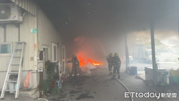 ▲▼台南永康區於今(15)日發生倉庫火警。（圖／記者林東良翻攝）