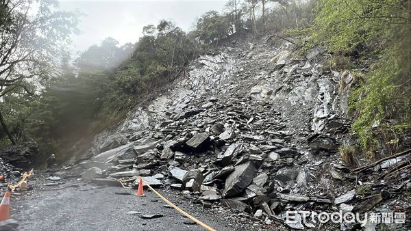 ▲▼     大鹿林道東線5.2k土石坍方，車輛無法通行        。（圖／記者楊永盛翻攝）