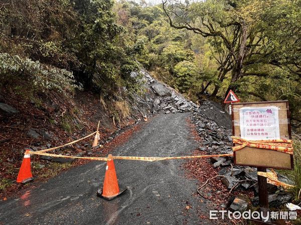 ▲▼     大鹿林道東線5.2k土石坍方，車輛無法通行        。（圖／記者楊永盛翻攝）