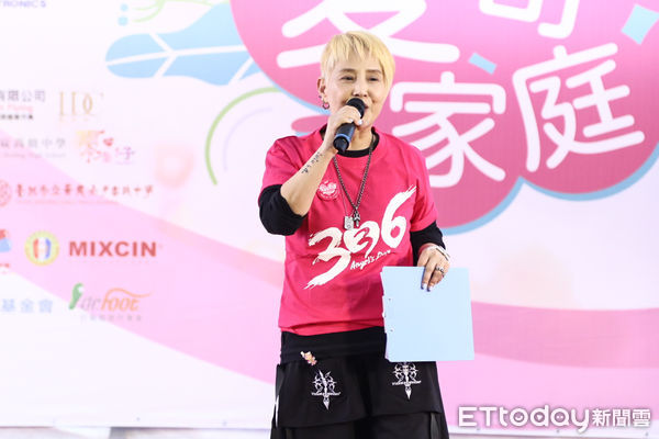 ▲李明依主持天使心家庭日活動。（圖／記者林敬旻攝）