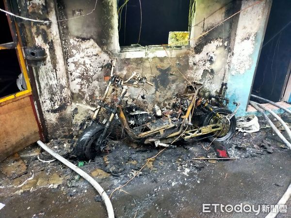 ▲▼      疑似電動機車充電時爆炸引發大火，       。（圖／記者沈繼昌翻攝）