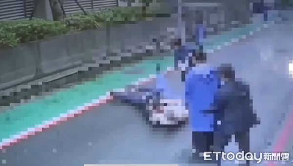 ▲▼吃午餐撞掉別人手機沒道歉，他護花挺身而出爆肢體互毆。（圖／記者邱中岳翻攝）