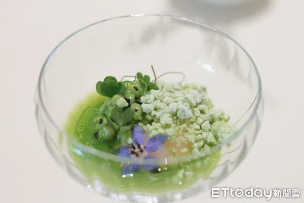 ▲完整利用根芽、莖葉與花朵　A餐廳新一季菜單充滿植物力。（圖／記者黃士原攝）